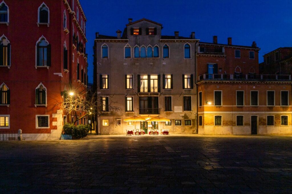 Un'immagine notturna di Campo Sant'Angelo a Venezia www.casantangelo.com